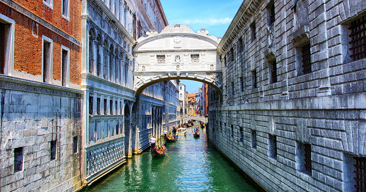 Kiss Under The Bridge Of Sighs - History Of The Most Famous Bridge In ...